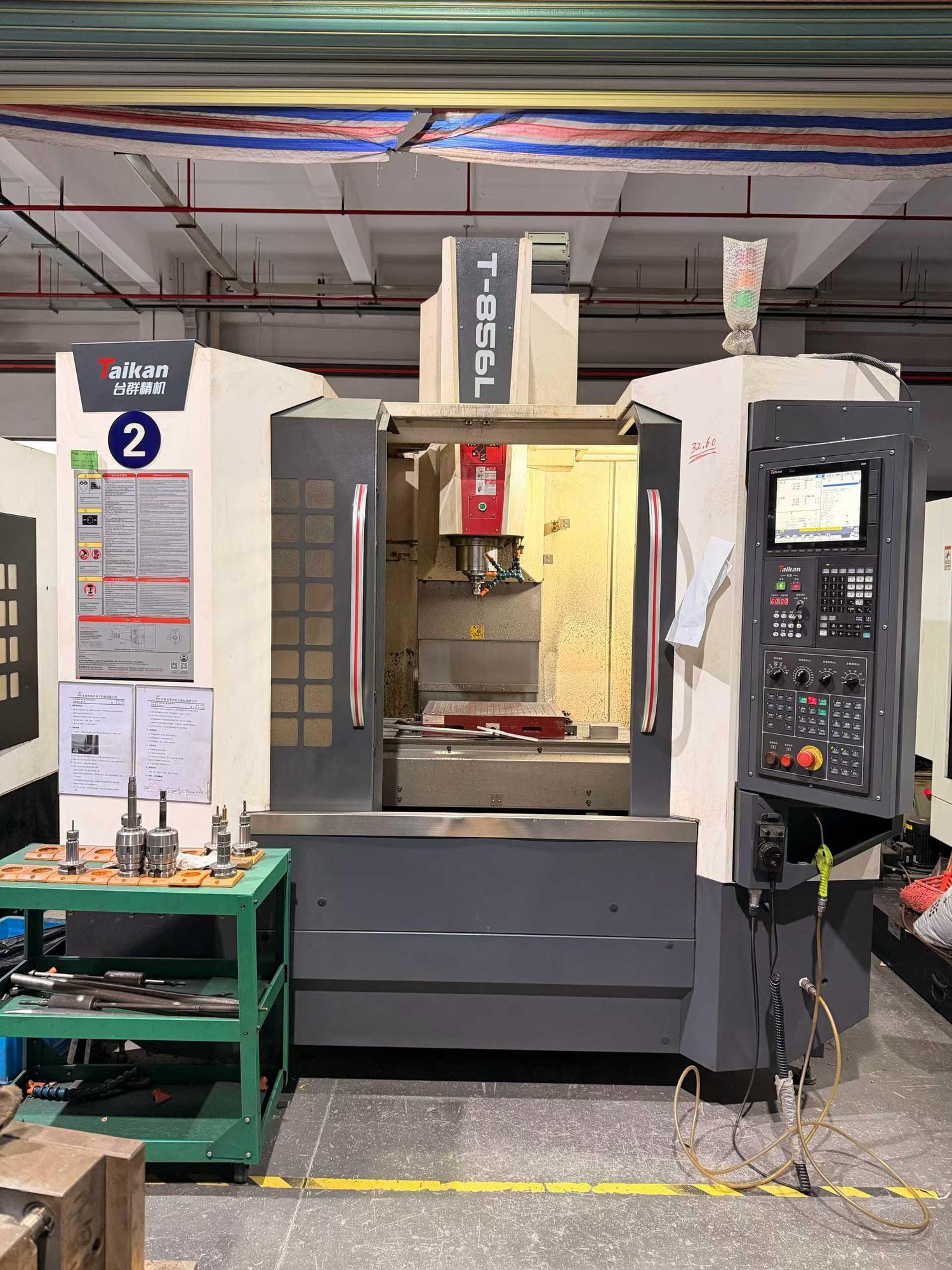 Vertical machining center