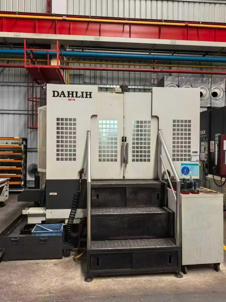 Horizontal machining center