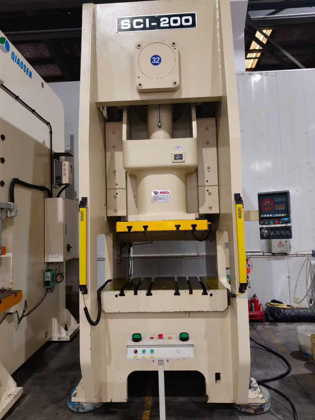 Single-point gantry punch press