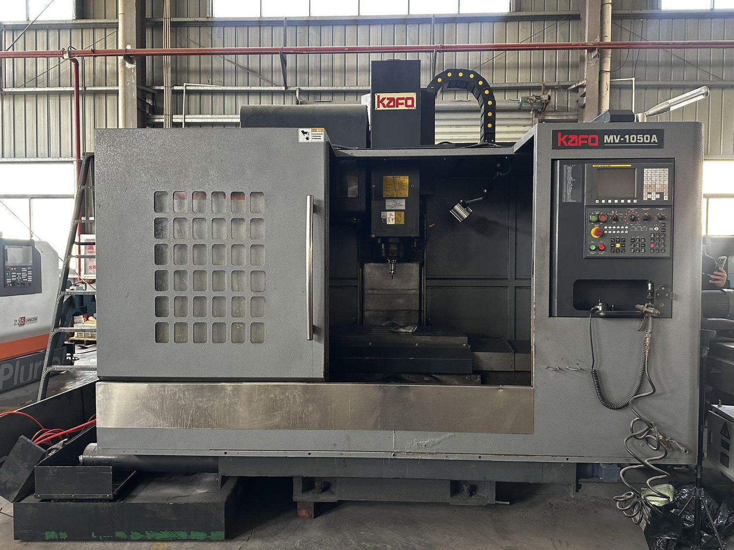Vertical machining center