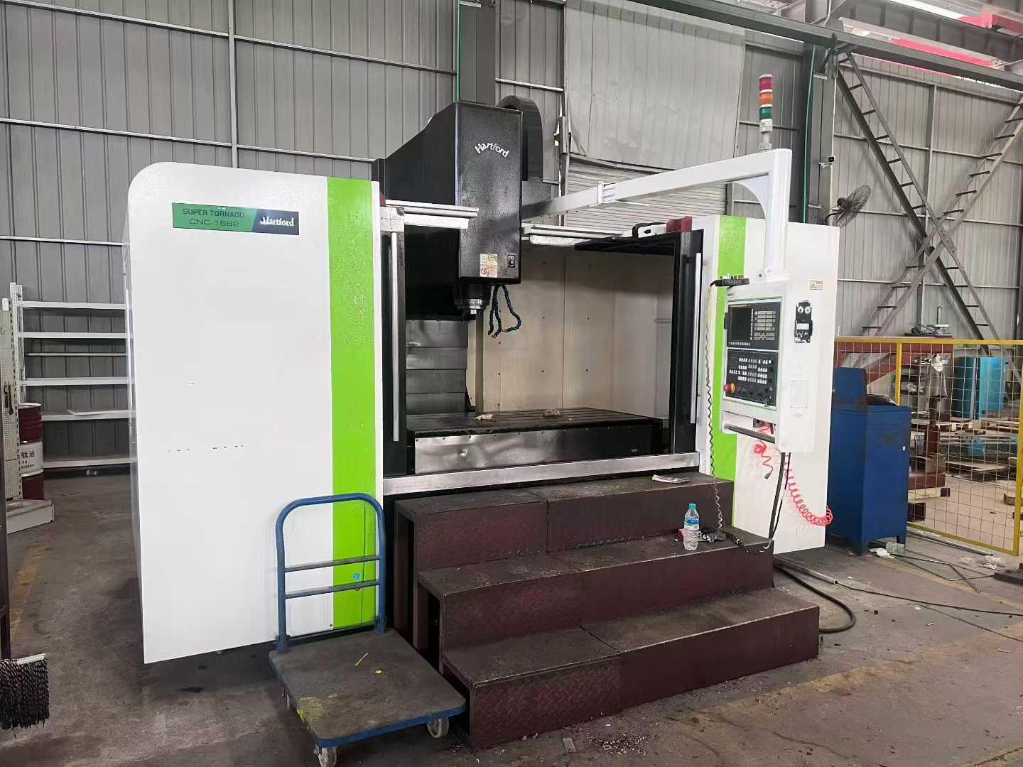 Vertical machining center