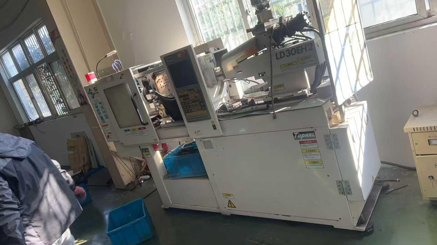 Plastic injection machine