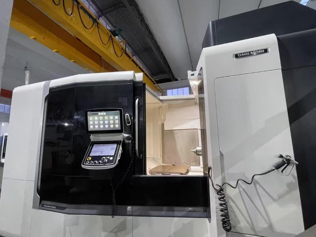 Horizontal machining center