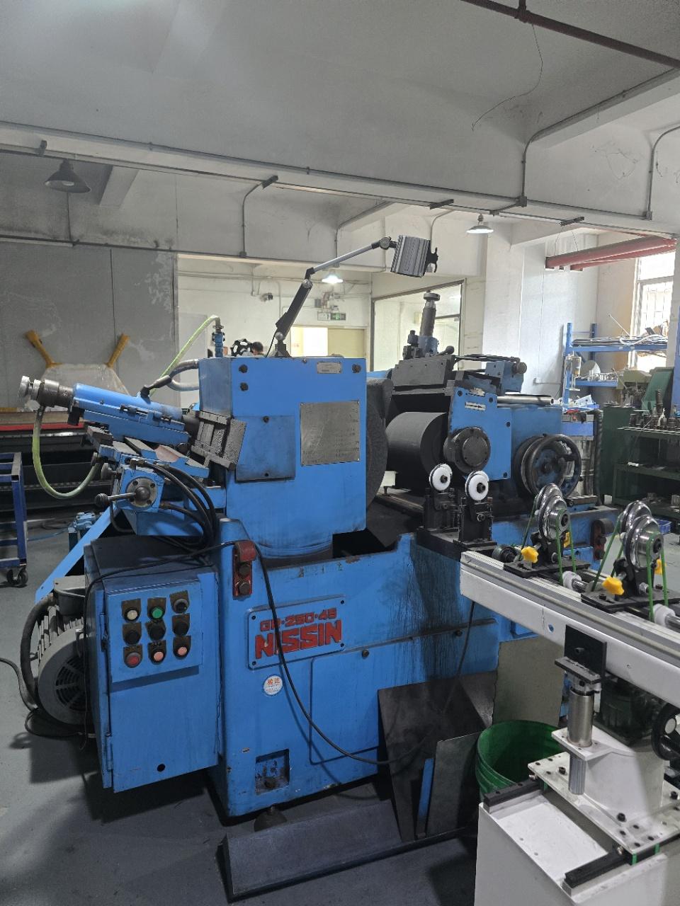 Centerless grinder 