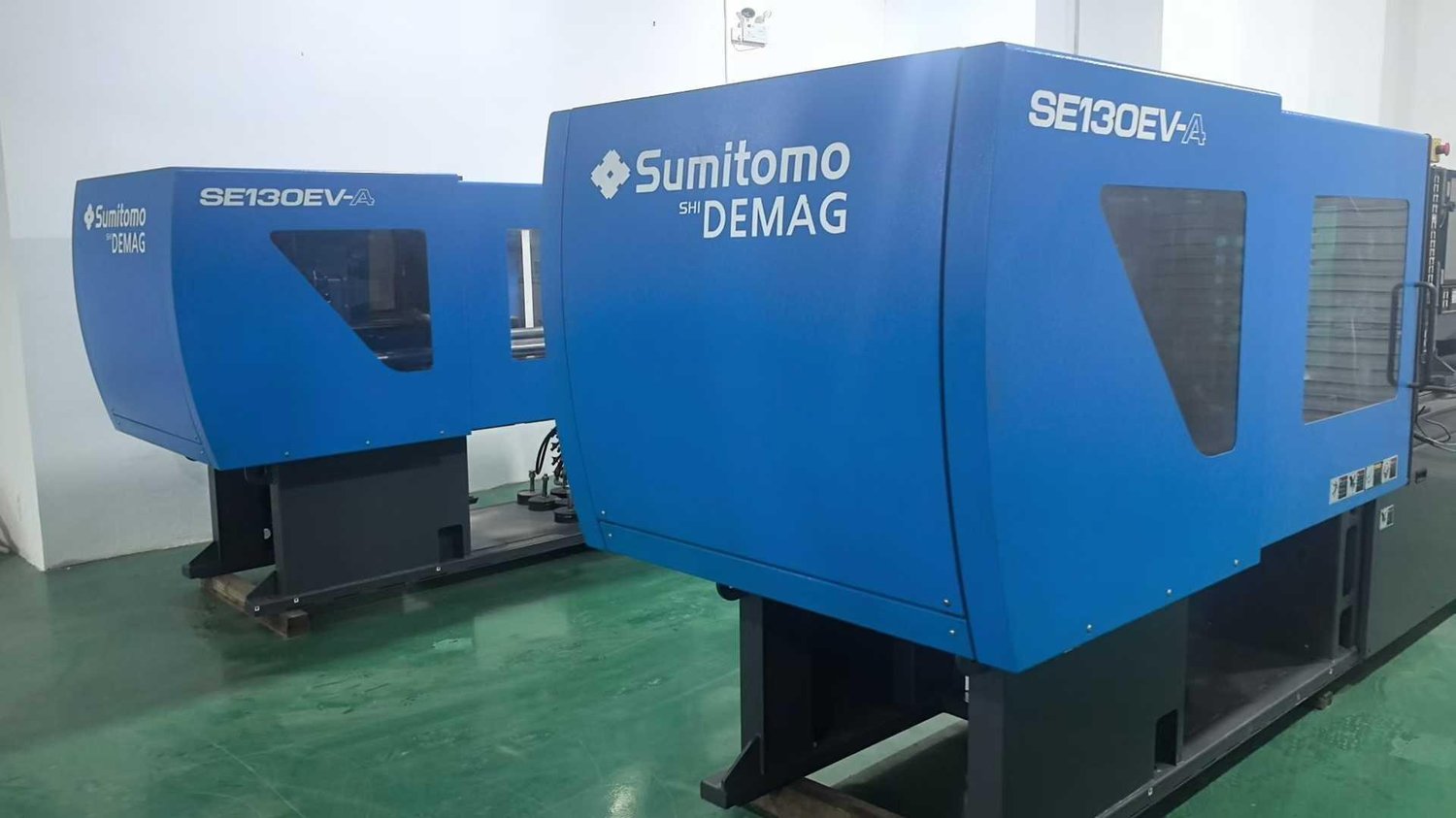 Plastic injection machine