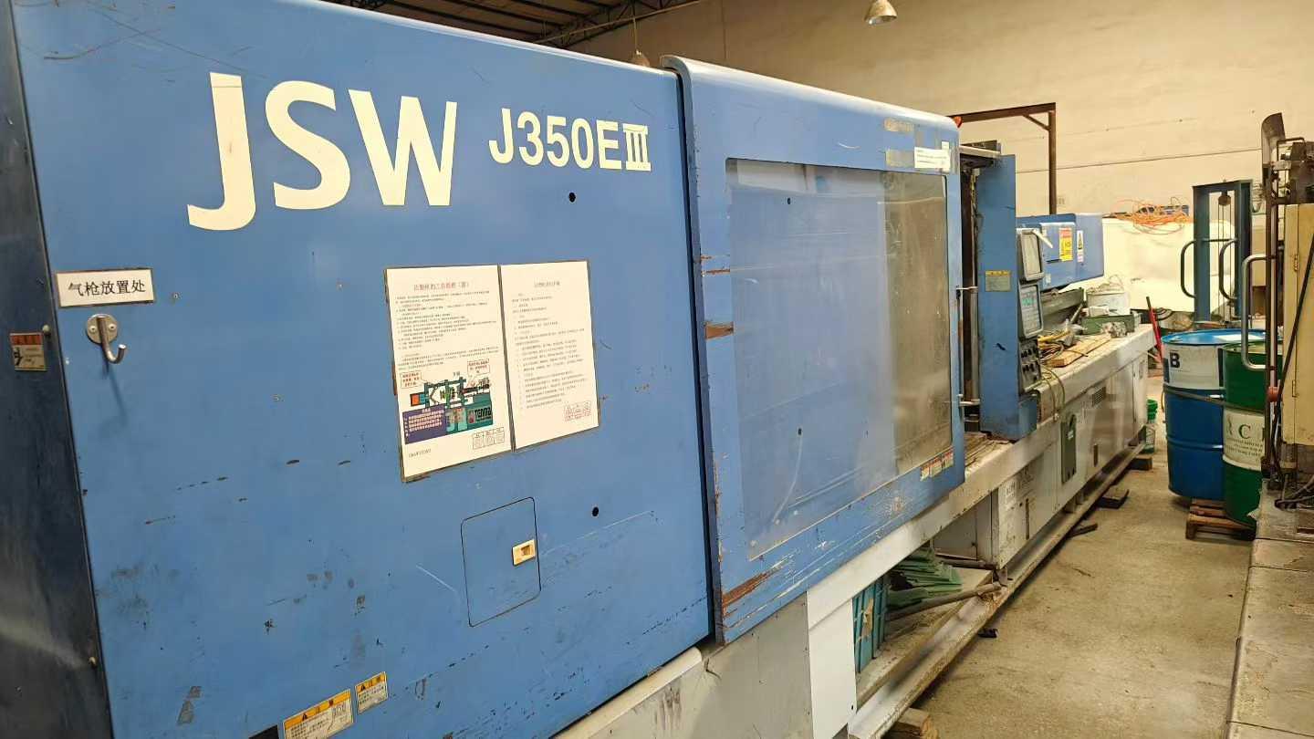 Plastic injection machine