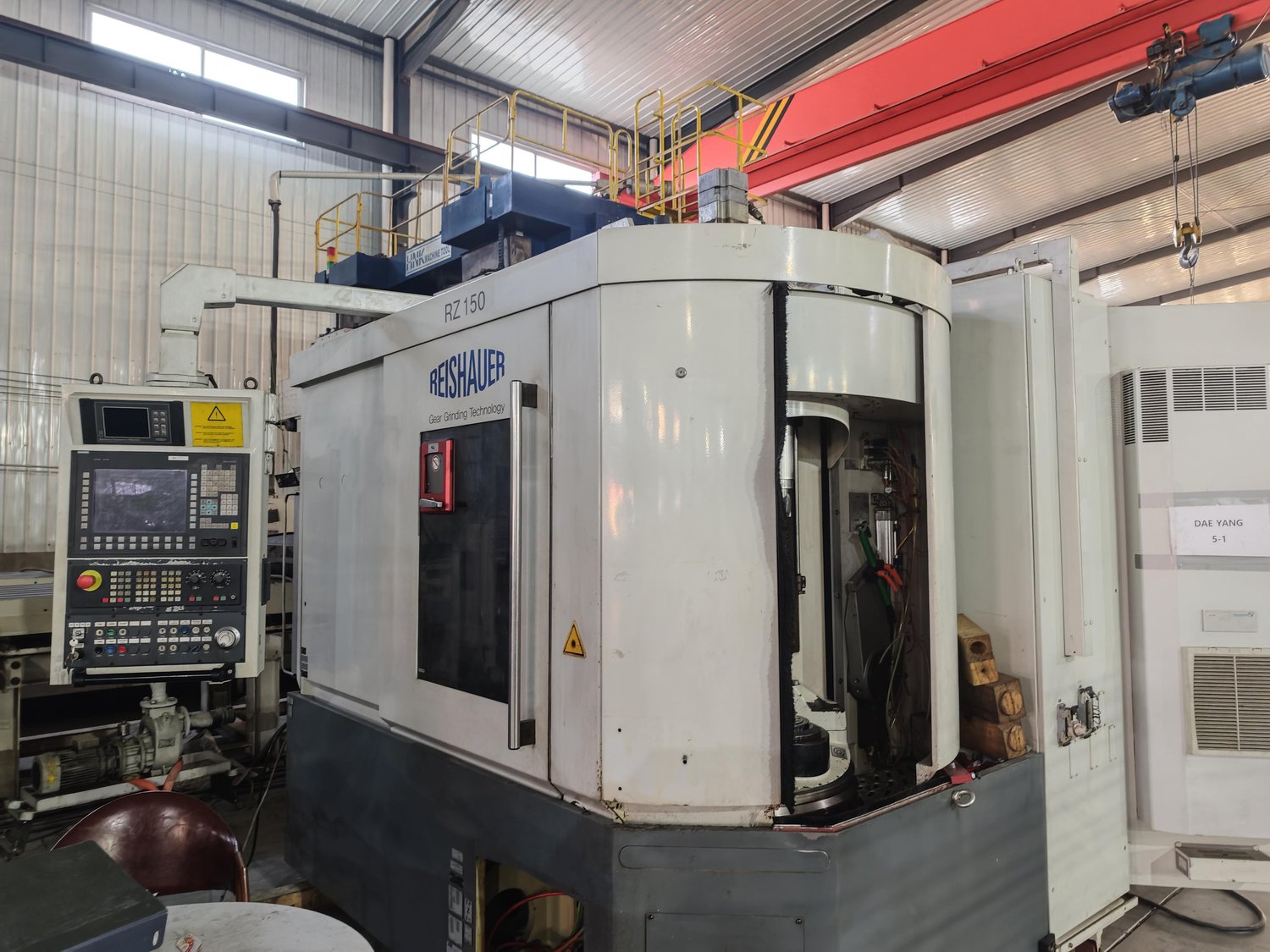 Gear grinding machine