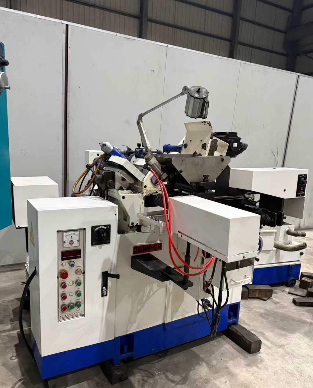 Centreless grinding machine