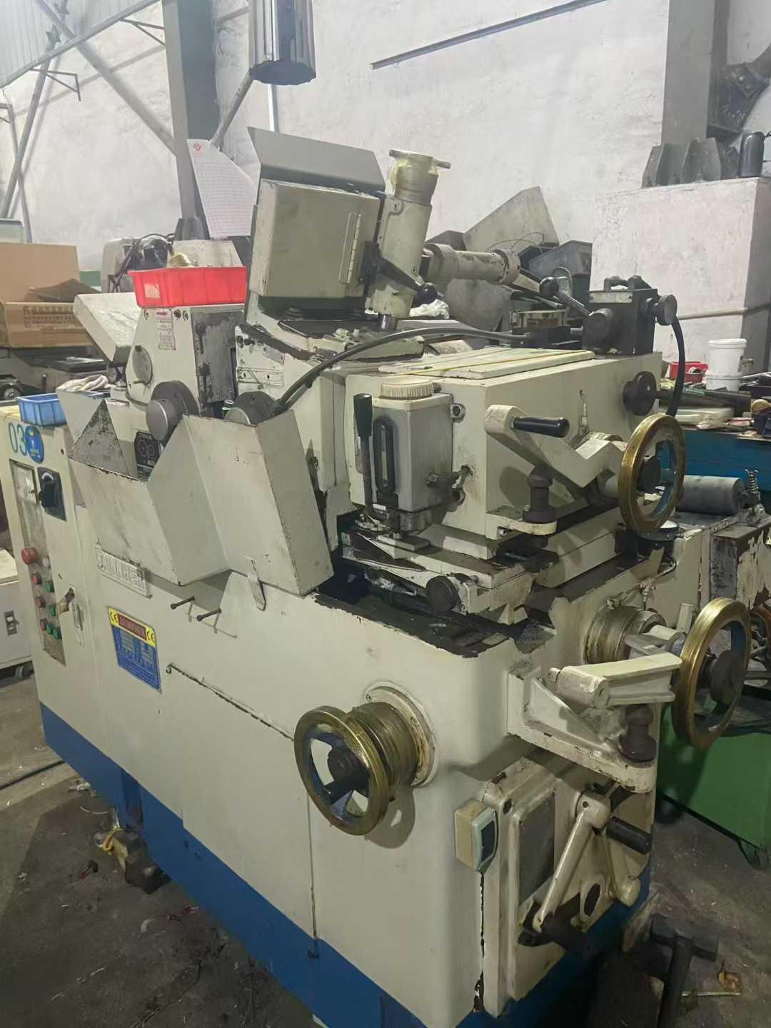 Centreless grinding machine