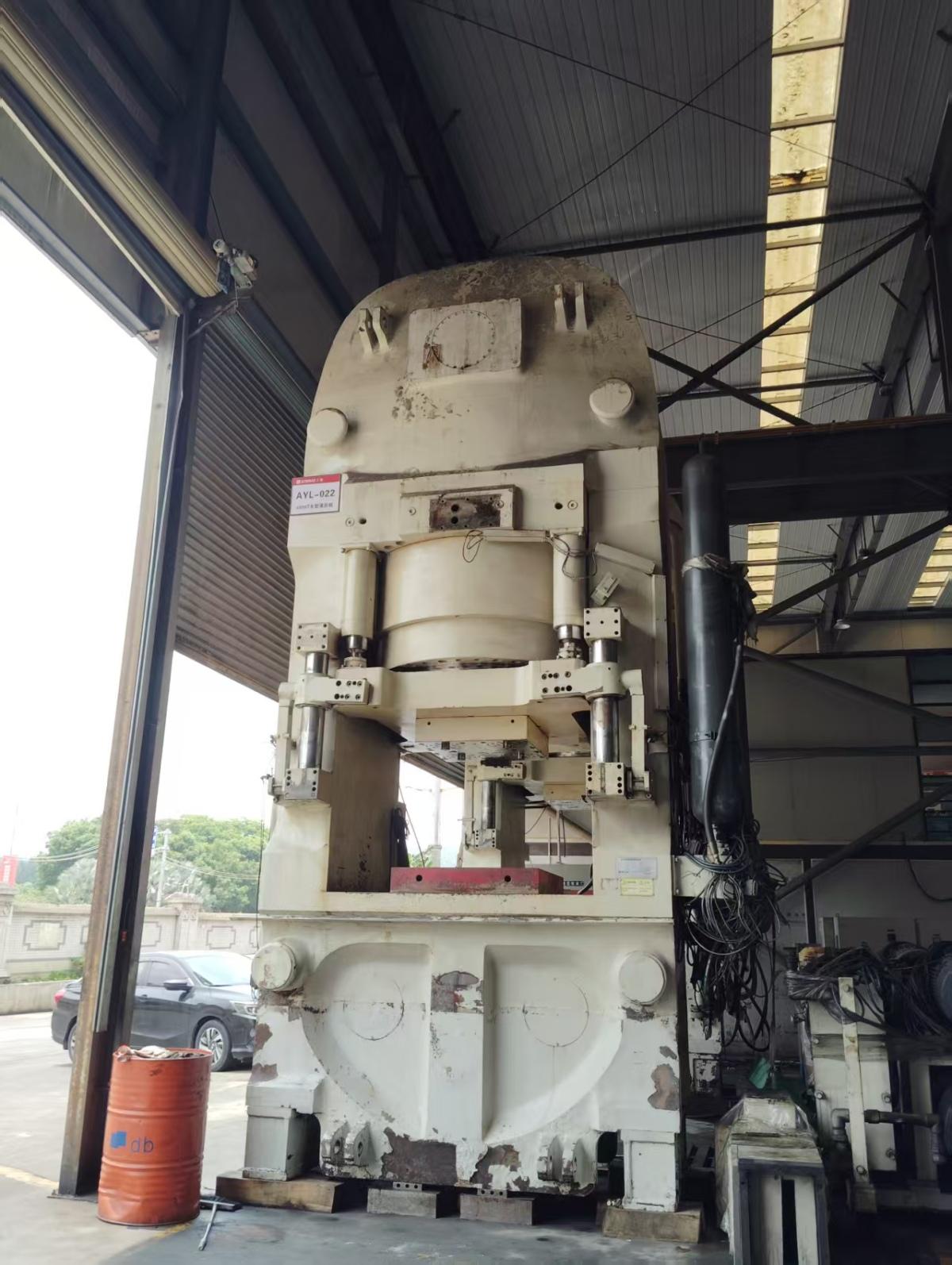 Four column hydraulic press
