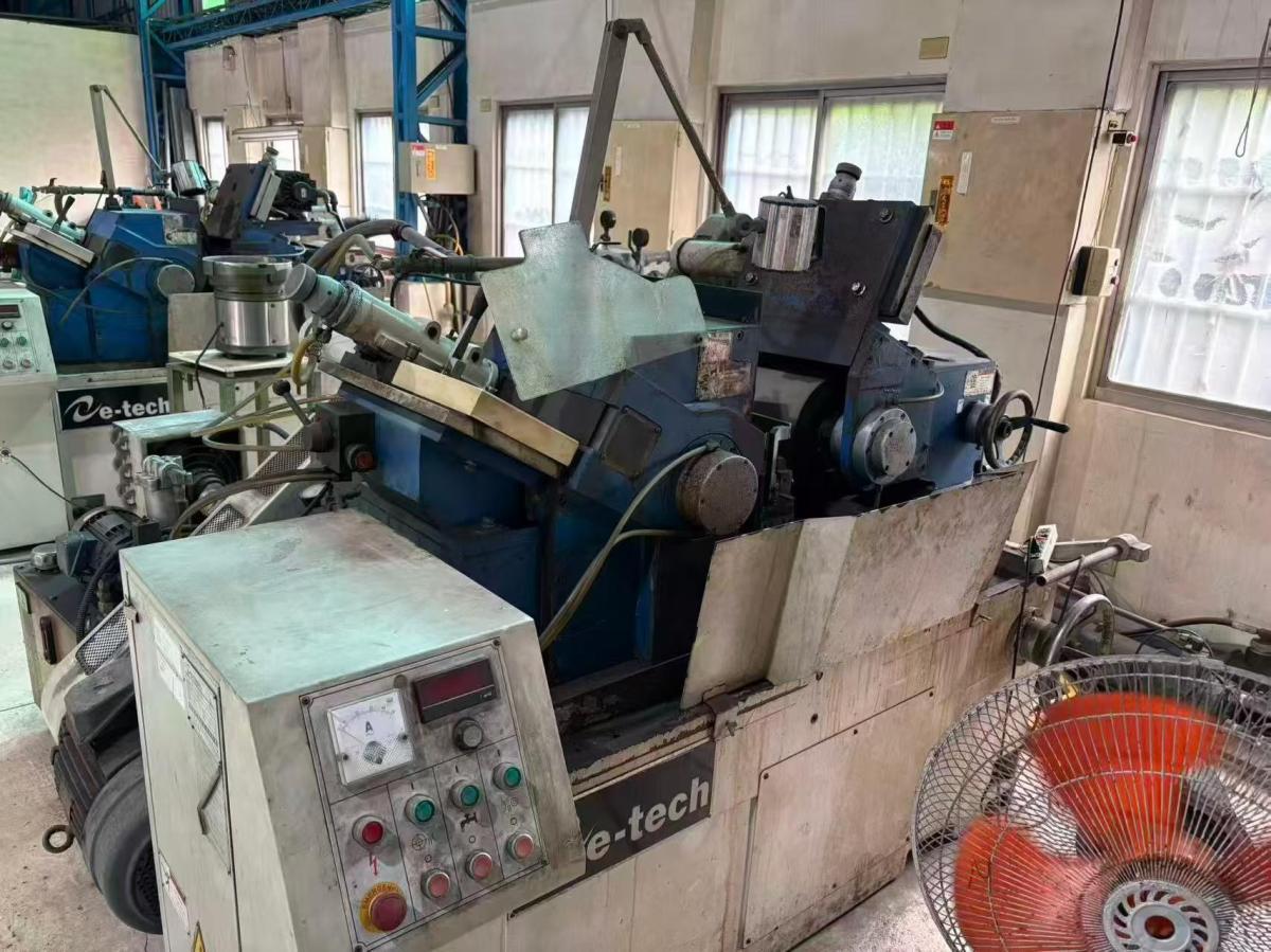 Centreless grinding machine