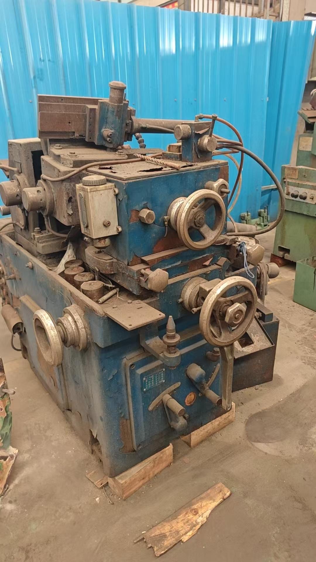 Centreless grinding machine