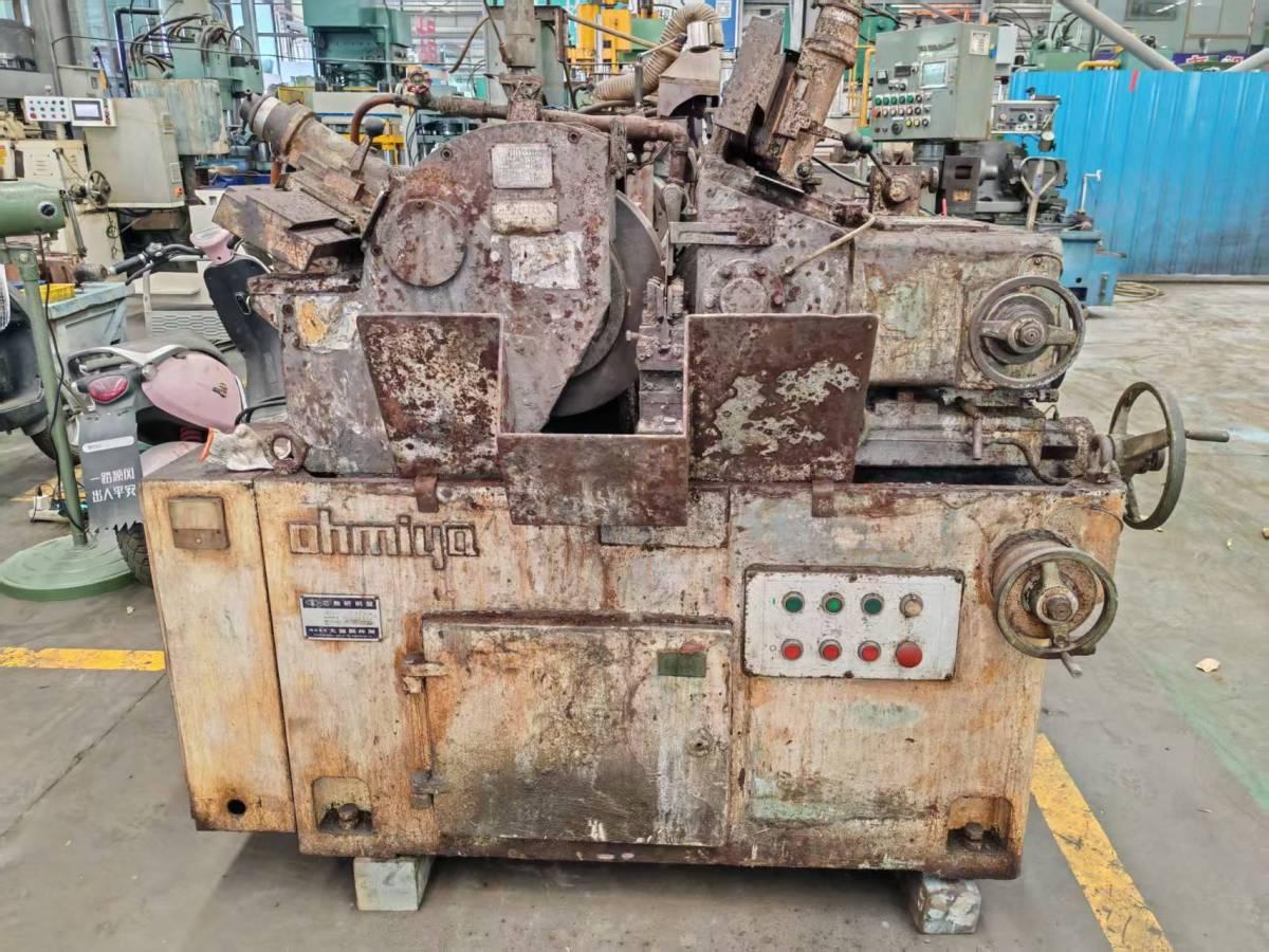 Centreless grinding machine