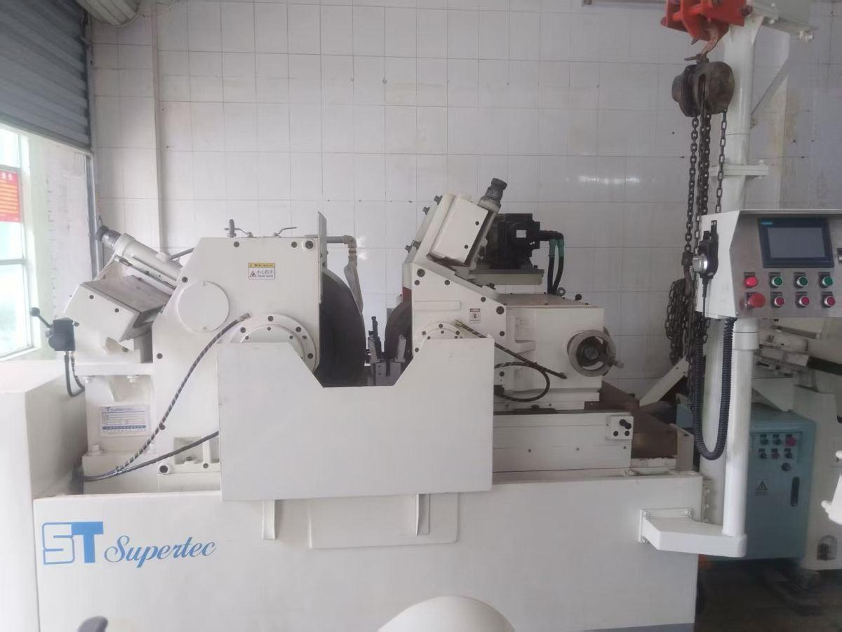 Centreless grinding machine