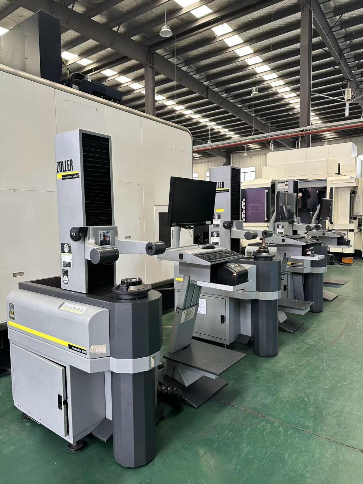 Vertical tool pre-alignment device