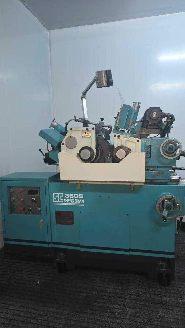 Centreless grinding machine
