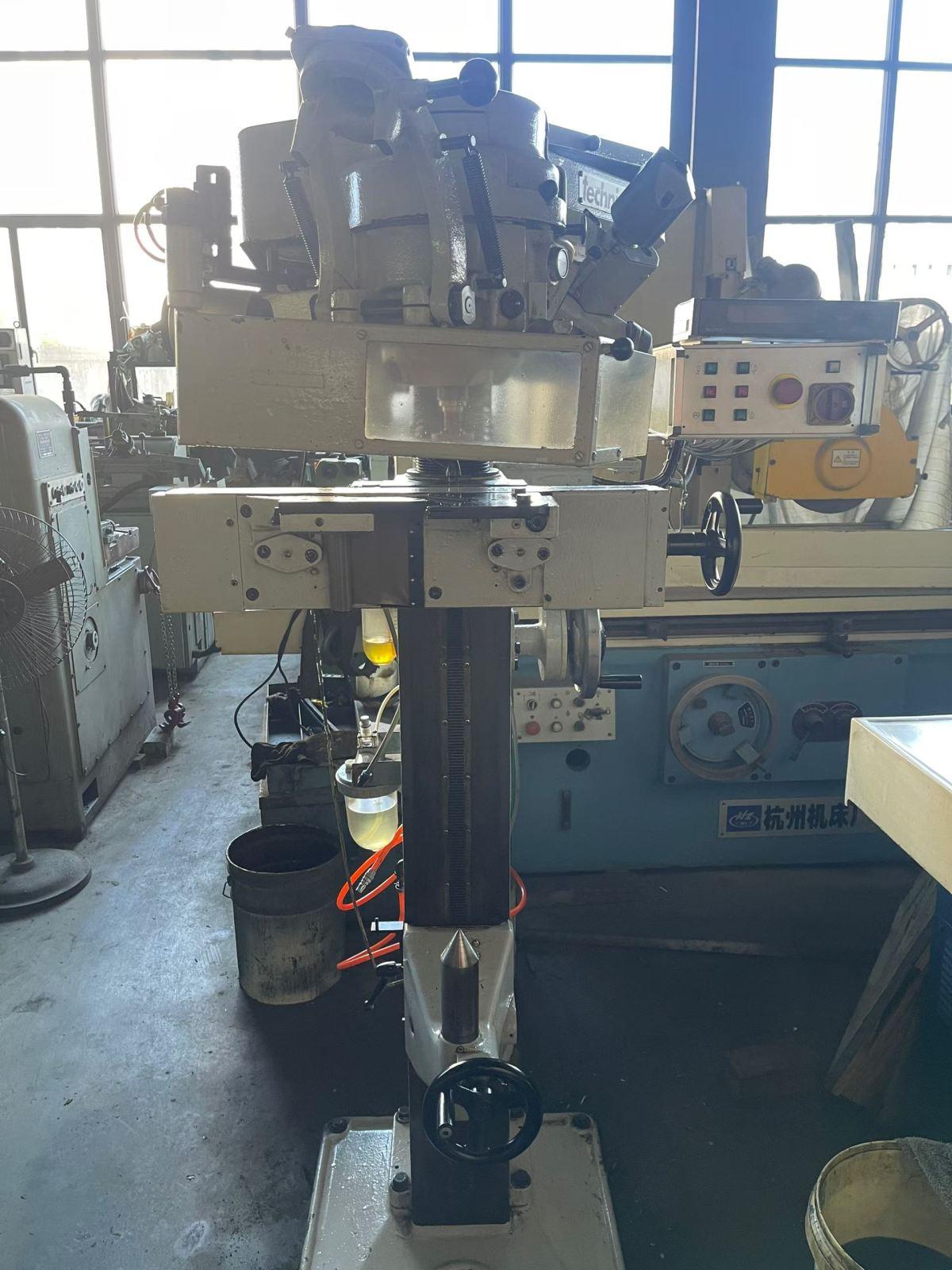 Centre grinder